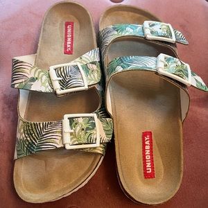Brand new without tags. Size9. Unionbay Sandals with plant print.
